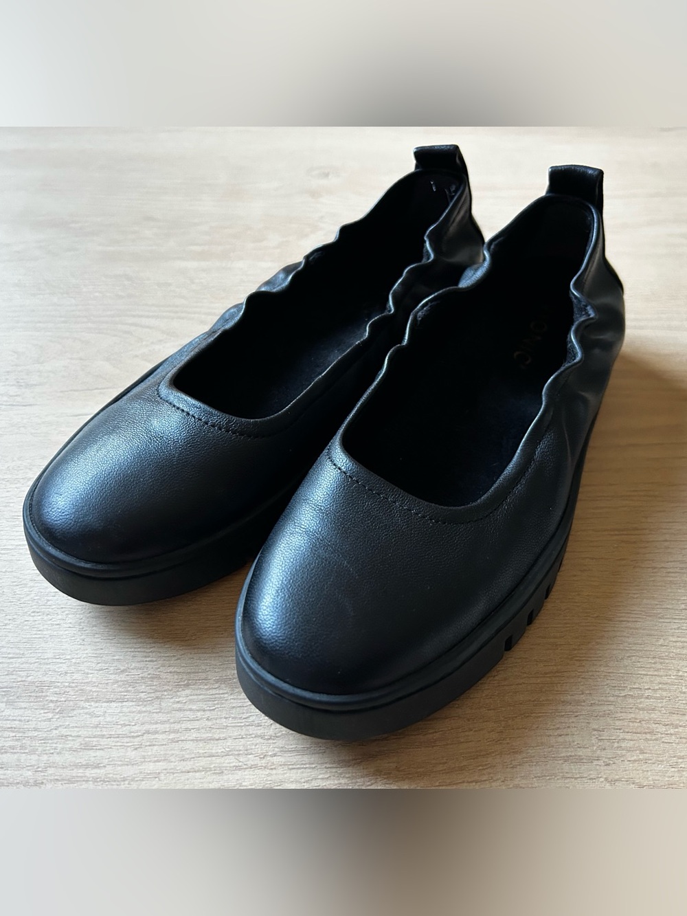 Vionic Black Leather Slip-On Platform Loafers Women’s Size 6